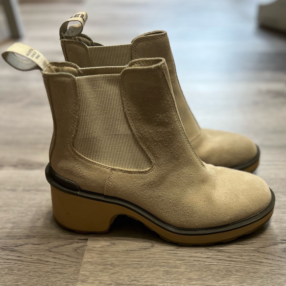 Sorel Women's Hi-Line Heel Chelsea Boot - Chalk, Ceramic size 9.5 - Picture 2 of 7